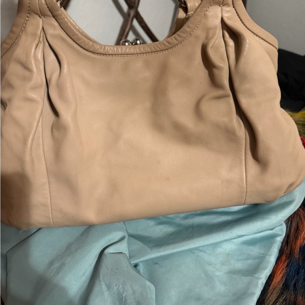 Elegant Tan Leather Handbag - Picture 2 of 6